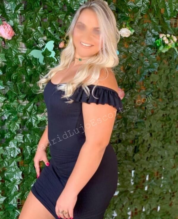 Beatriz, escort brasileña en Madrid con vestido negro sensual