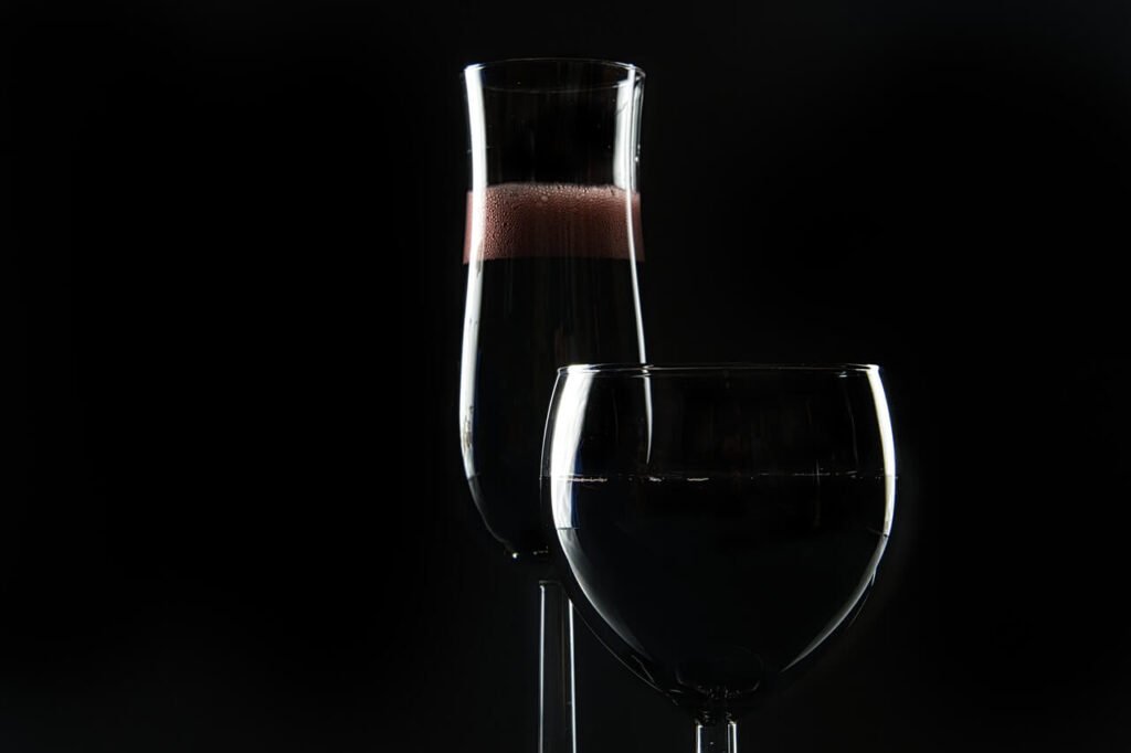 Copa de vino en un ambiente íntimo y elegante en Madrid