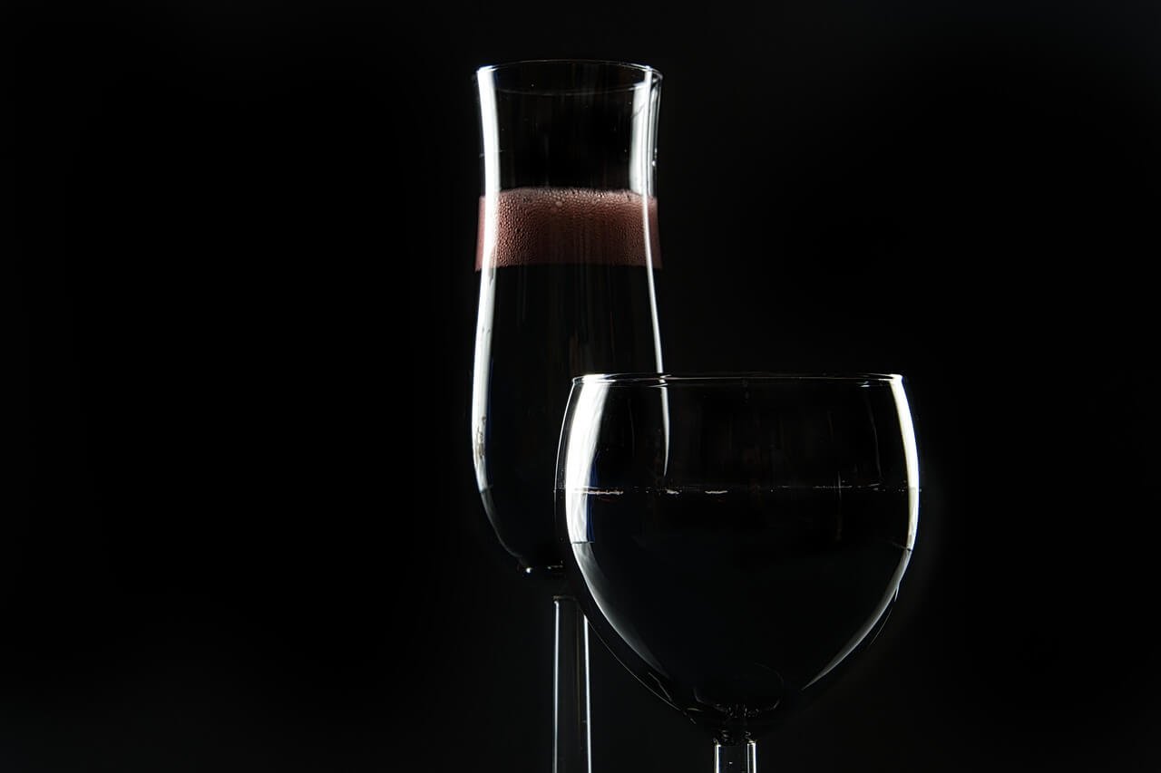 Copa de vino en un ambiente íntimo y elegante en Madrid