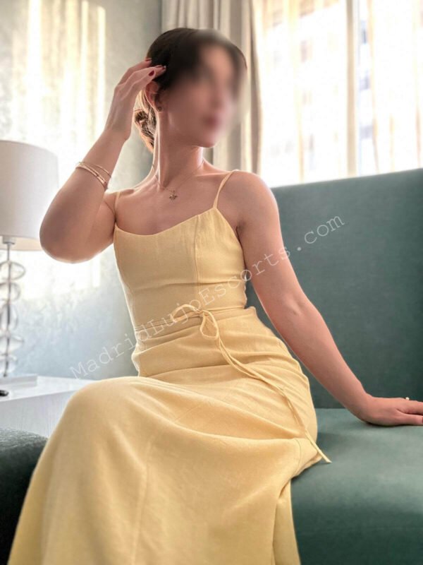 Cristina Godoy en un sofá con vestido amarillo