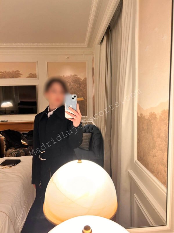 Cristina Godoy con vestido negro en una habitación de hotel