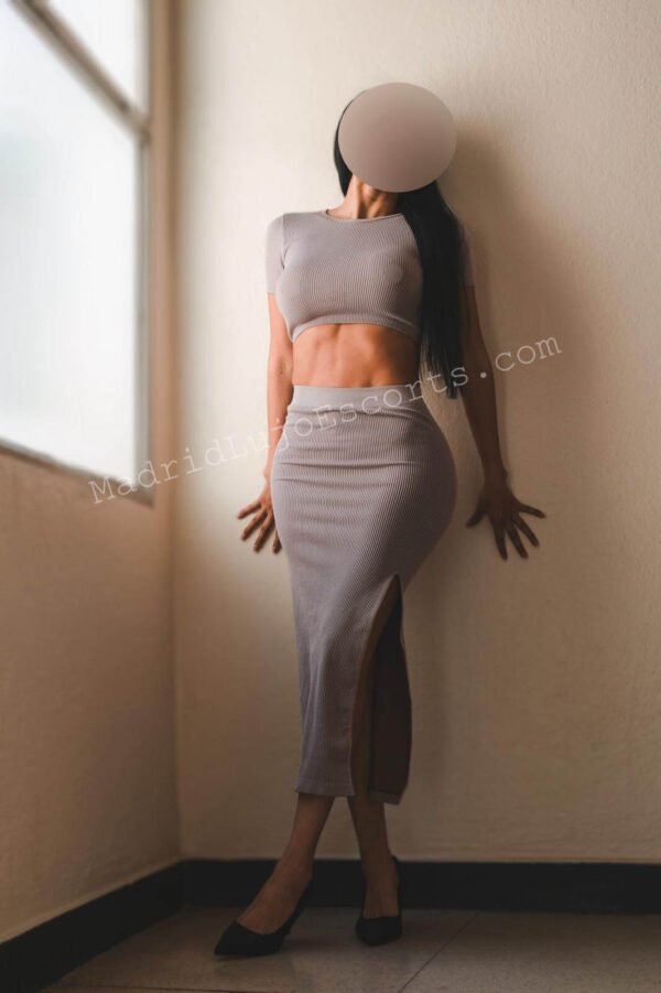 Mandy con vestido ajustado gris, escort colombiana en Madrid