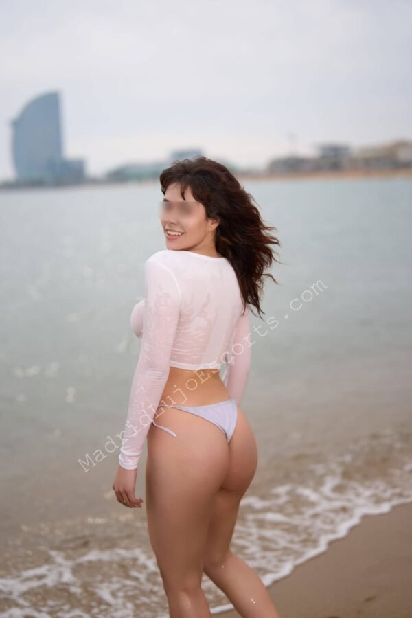 Valeria, escort española contemplando el mar en Barcelona