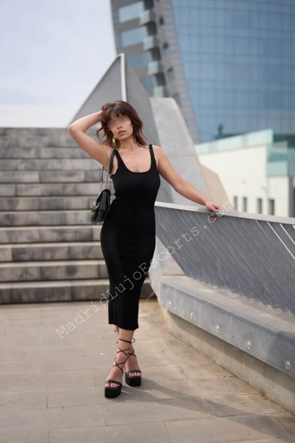 Valeria, escort española en Barcelona, apoyada en la barandilla