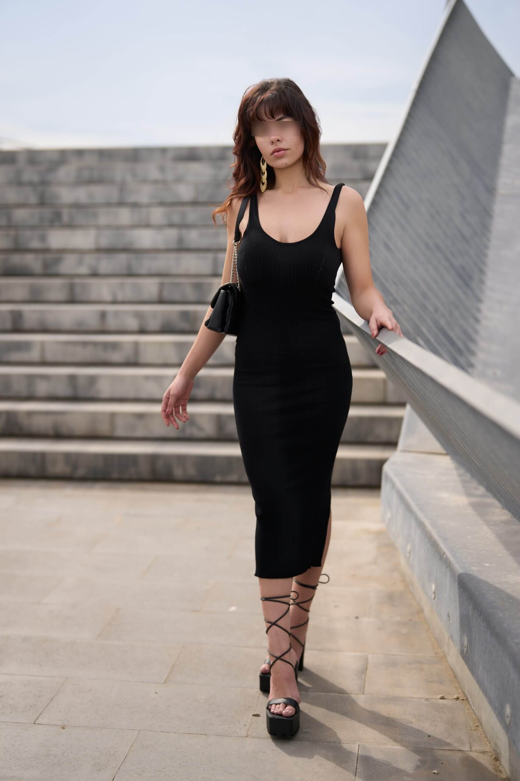 Valeria, escort en Barcelona con vestido negro