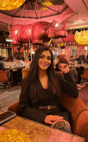 Bella escort brasileña en una cena íntima en Madrid