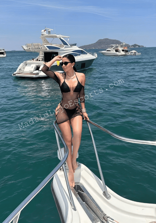 Carolina con bikini de encaje negro posando en un yate