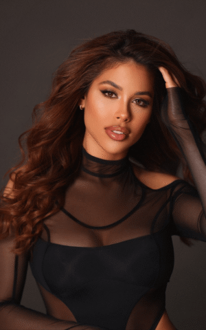 Primer plano de Daniela, escort brasileña en Madrid, mirada intensa y seductora