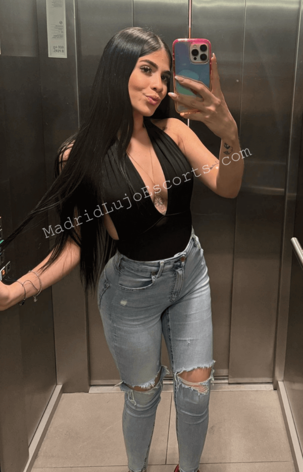 Emily escort venezolana en Madrid con jeans y top escotado
