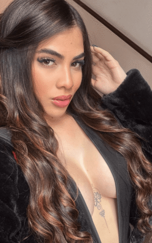 Primer plano sensual de Emily, escort venezolana en Madrid