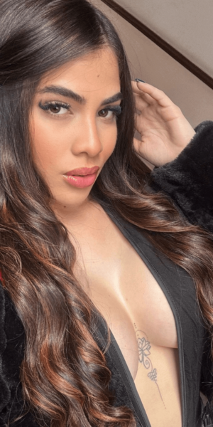 Primer plano sensual de Emily, escort venezolana en Madrid