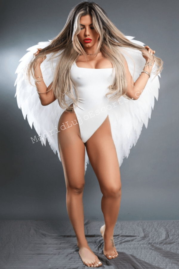 Gaby con alas blancas y body entallado, estilo angelical