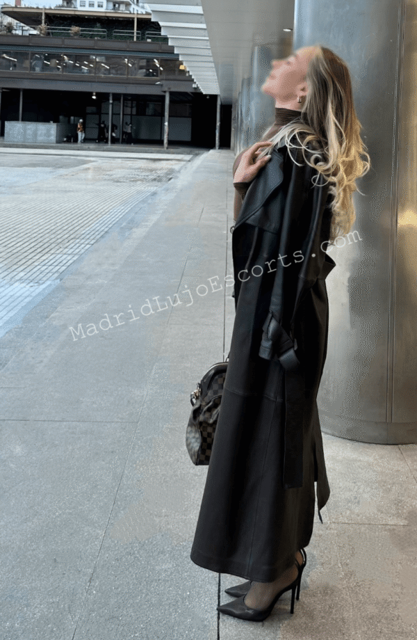 Joanna con abrigo largo negro en calle de Madrid