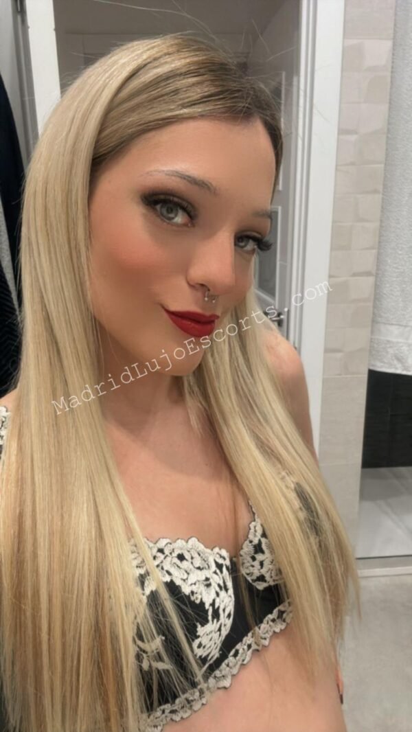 Melody con melena rubia suelta y labios rojos sensuales