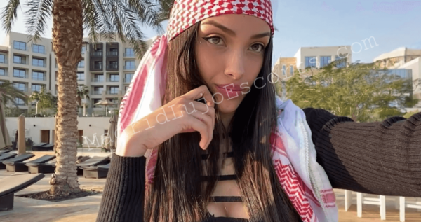 Nataly con pañuelo árabe en la cabeza, pose atrevida