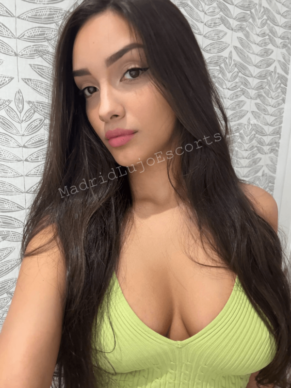 Nataly con top verde en selfie, rostro natural
