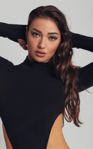 Nicole escort argentina en Madrid con body negro, mirada intensa y sensual