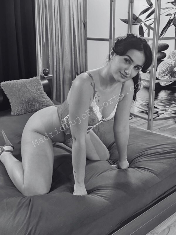 Senda en lencería sobre la cama, escort española en Madrid