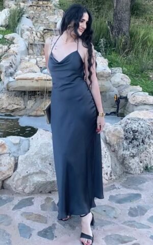 Senda escort española con un vesitdo negro elegante en Madrid
