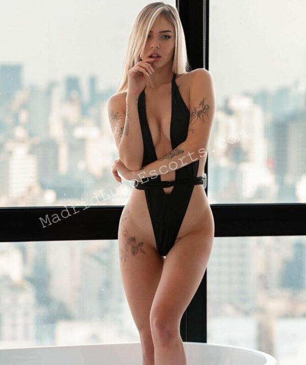 Alice en body negro con vista urbana al fondo