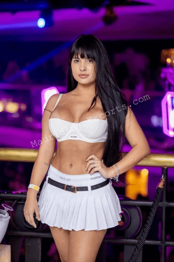 Fernanda con sujetador blanco y falda en ambiente nocturno