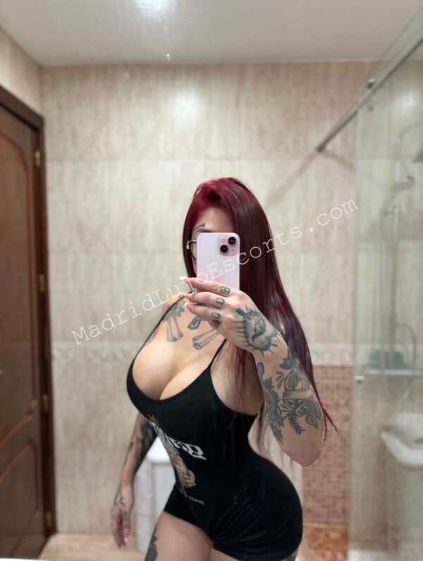 Nicol con body negro, selfie en baño elegante