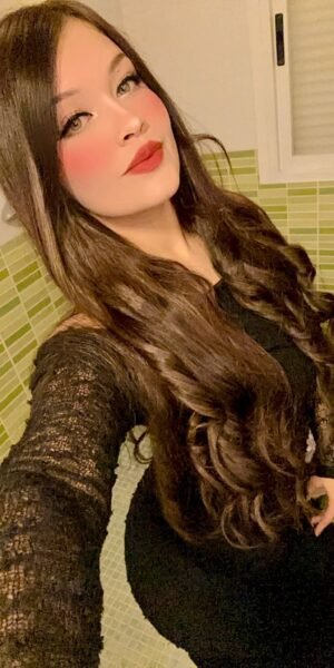 Patricia escort venezolana de lujo en Madrid con vestido negro y elegante