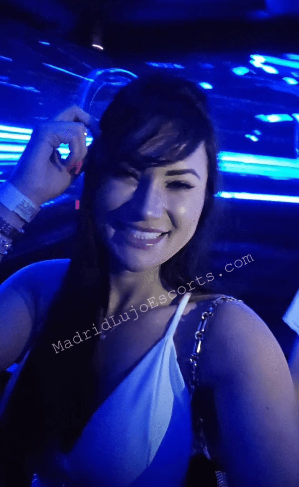 Victoria disfrutando en una fiesta bajo luces azules