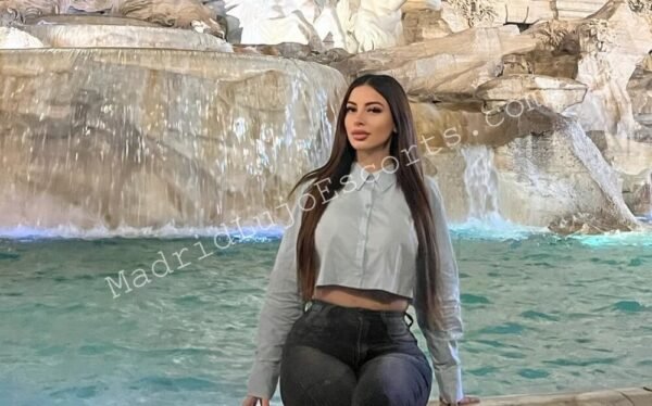 Amelia con look casual frente a un lago helado