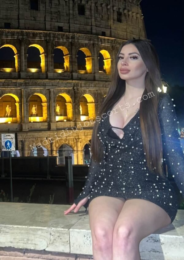 Amelia frente al Coliseo con vestido brillante