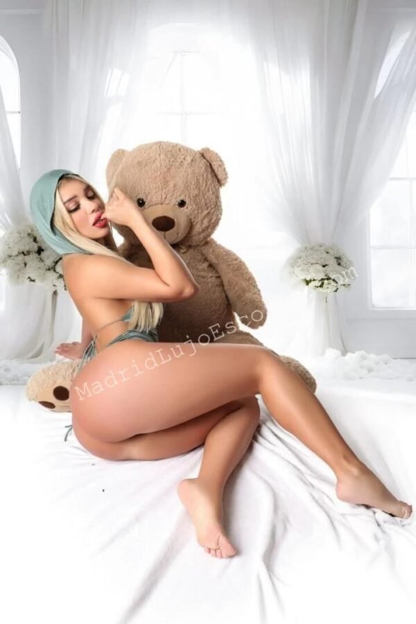 Lorena en la cama sensual con un oso de peluche