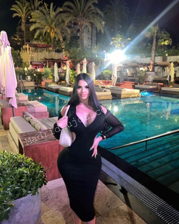María en la noche madrileña con vestido negro ceñido