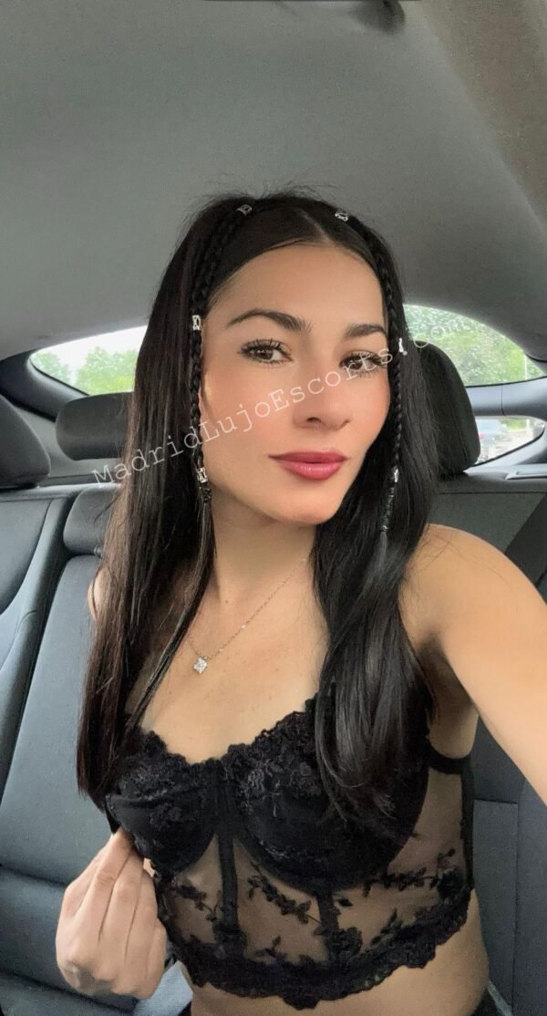 Selfie de Krissty con top de encaje negro
