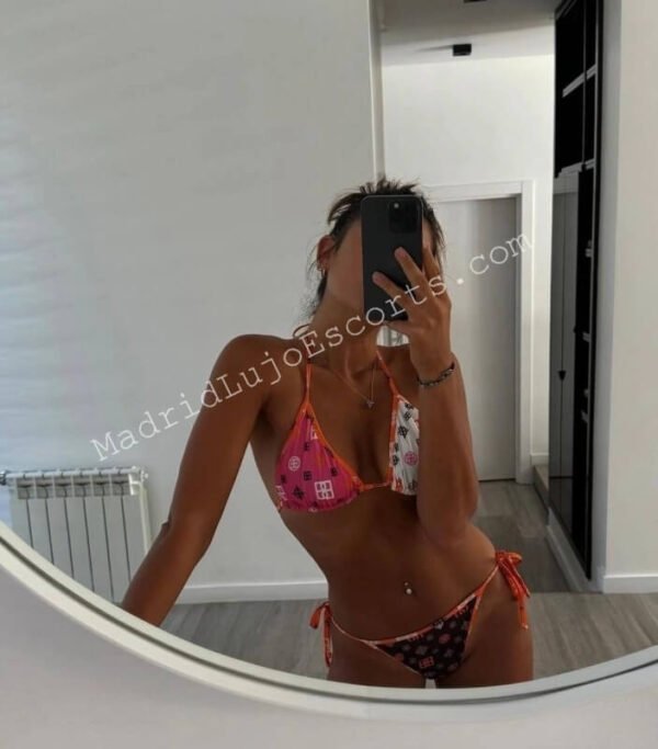 Martina en bikini floral tomándose una selfie provocadora