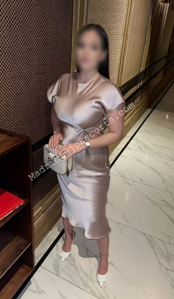 Belén, escort madrid con vestido satinado y pose refinada