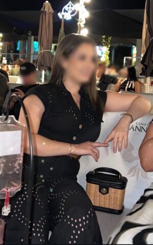 Belén, escort madrid en terraza nocturna con vestido negro perforado