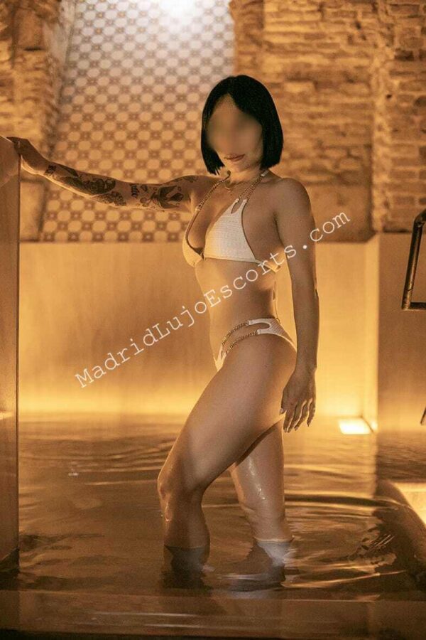 Emma escort española en Madrid con lencería marrón en spa