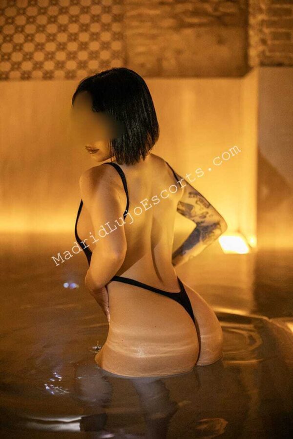 Emma escort española en Madrid con lencería negra en piscina interior