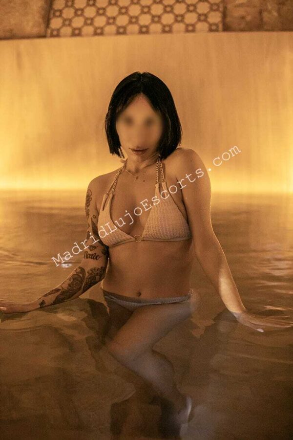 Emma escort española en Madrid con lencería blanca en piscina de spa