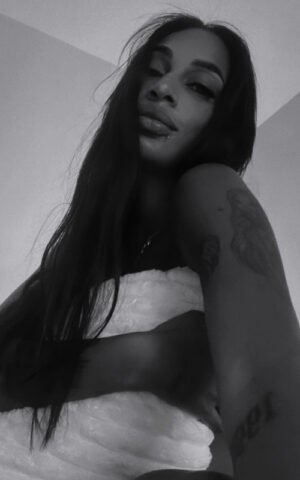 Gaby, escort brasileña en Madrid en retrato en blanco y negro seductor