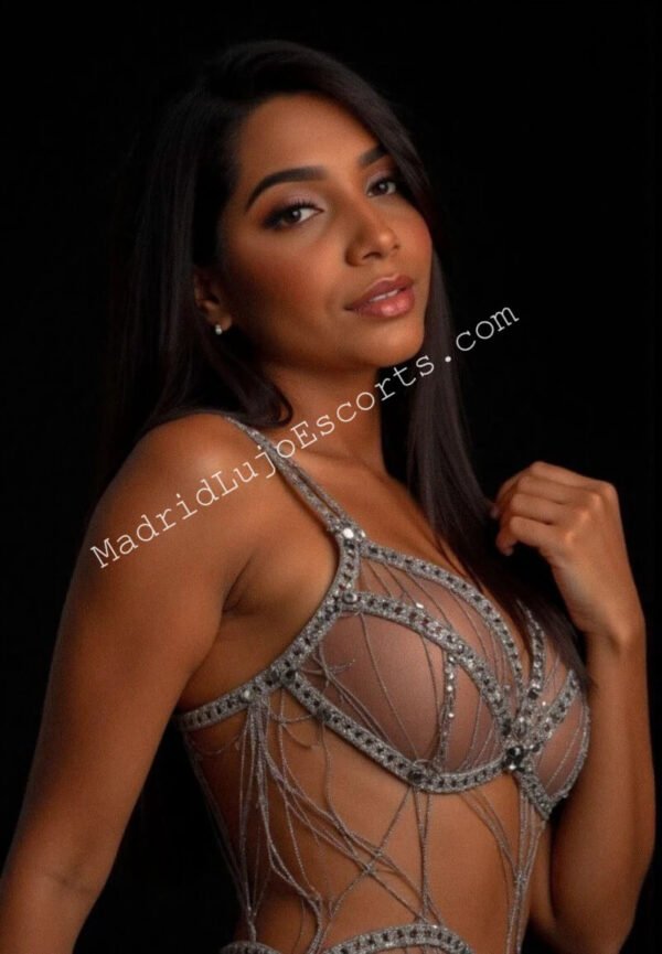 Jasmin luciendo un vestido transparente con pedrería en Madrid