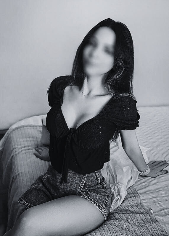 Julia, escort madrid en blanco y negro, belleza brasileña y mirada hipnótica