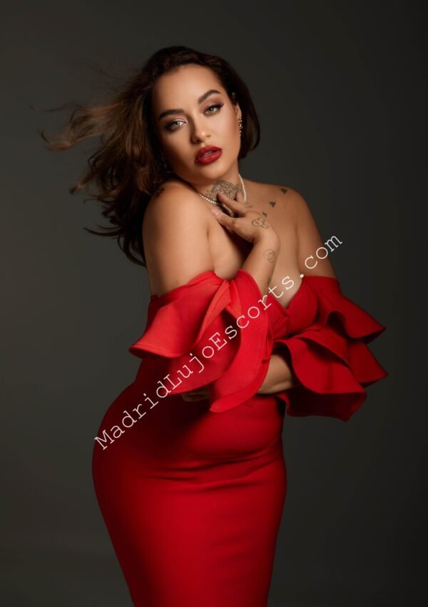 Lucía con vestido rojo elegante mostrando su lado más sensual