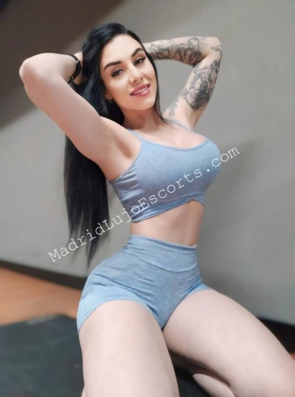 Luna Gatti escort brasileña en Madrid en look deportivo gris