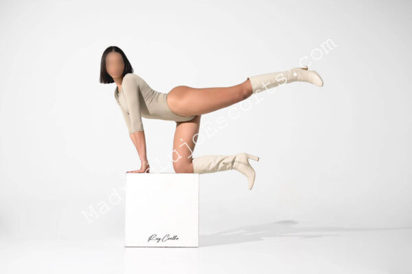 Ana Lucía escort brasileña en Madrid posando en body beige con movimiento