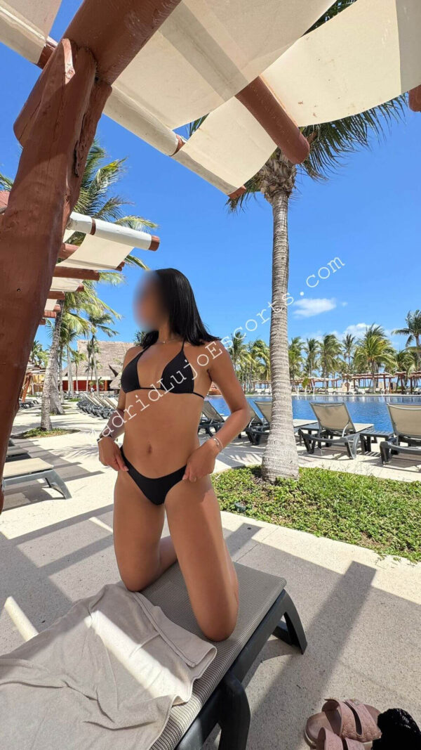 Ana Lucía escort brasileña en Madrid disfrutando del sol en bikini junto al mar