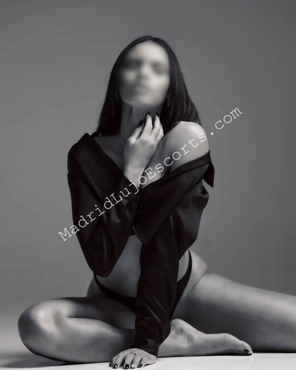 Ana Lucía escort brasileña en Madrid en lencería negra en pose artística