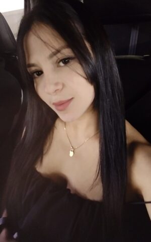 Megan escort colombiana de lujo en Madrid con pose sensual y mirada dulce
