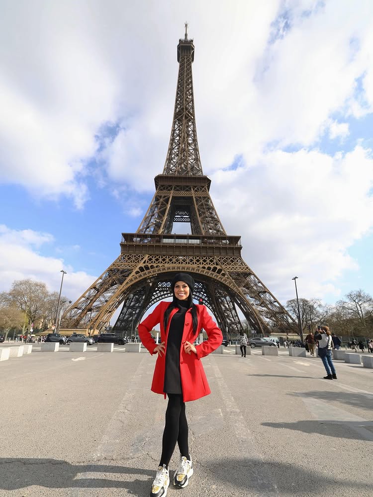 Kesha Ortega escort venezolana en Barcelona posando frente a la Torre Eiffel