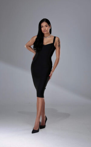 Olivia, escort Madrid posando con vestido negro en estudio